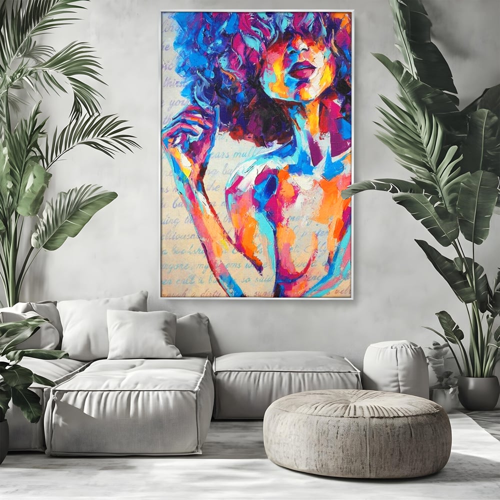 Tablou canvas cu tablou canvas cu portret artistic de femeie, in rama de aluminiu argintiu, pe perete intr-un living